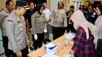 Kepala Polresta Pekanbaru Kombes Jeki Rahmat Mustika memantau tes urine terhadap petugas pengamanan gudang logistik Pemilu dan KPU. (Liputan6.com/M Syukur)