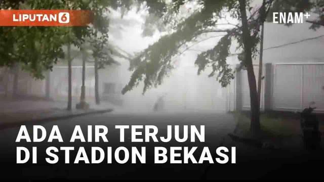 Air terjun tiba-tiba muncul di Stadion Wibawa Mukti, Kabupaten Bekasi. Momen tersebut terekam saat hujan deras (8/11/2022) dan viral di media sosial. Fenomena alam itu bernama 'microburst'.