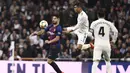 Duel antara Luis Suarez dan Casemiro pada laga semfinal Copa Del Rey yang berlangsung di stadion Santiago Bernabeu, Madrid, Kamis (28/2). Barcelona menang 3-0 atas Real Madrid. (AFP/Oscar Del Pozo)
