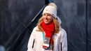 Altet Olimpiade Musim Dingin Ester Ledecka saat tiba di Old Town Square di Praha, Ceko (26/2). Torehan tersebut adalah sejarah baru yang terjadi di Olimpiade Musim Dingin, PyeongChang 2018. (AP Photo / Petr David Josek)