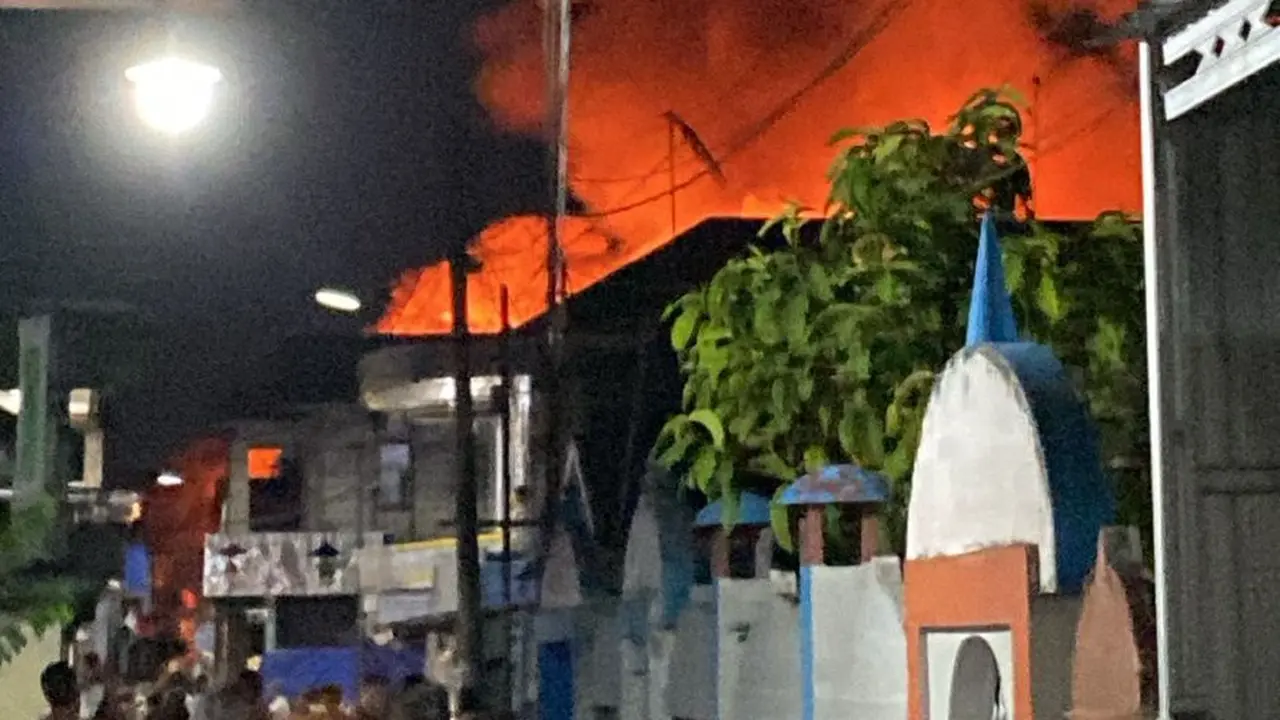 Kebakaran melanda kawasan permukiman padat penduduk di Kelurahan Gadang, Kecamatan Banjarmasin Tengah, Provinsi Kalimantan Selatan