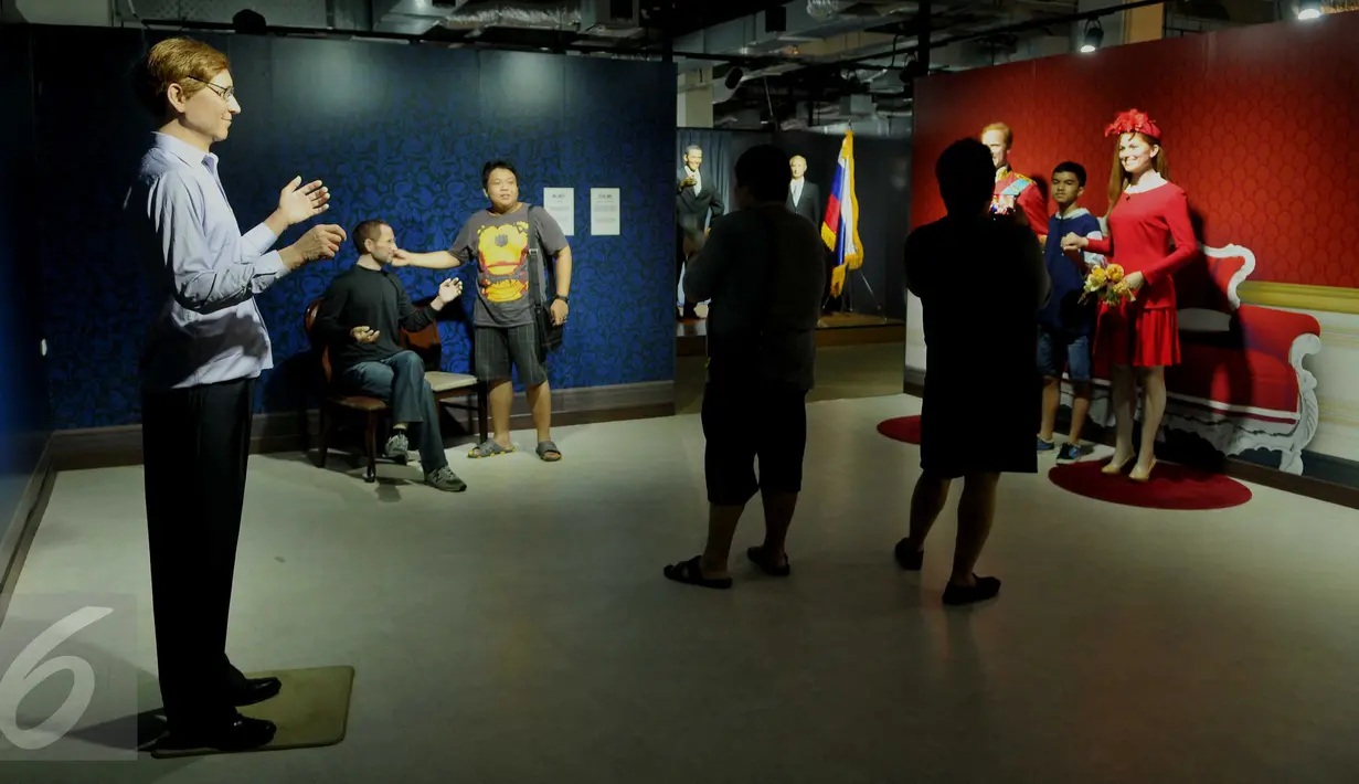 Sejumlah pengunjung tampak berfoto dengan patung lilin tokoh dunia di Museum Alive Star Ancol, Jakarta (6/5). Museum ini di buka pada pukul 10.00-21.00. (Liputan6.com/Gempur M Surya)