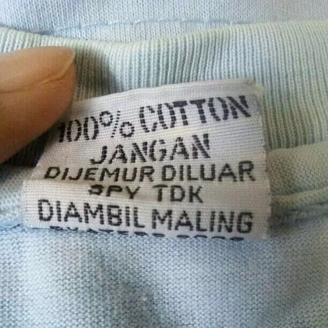 7 Tulisan Nyeleneh Di Balik Label Baju Ini Bikin Geleng Kepala