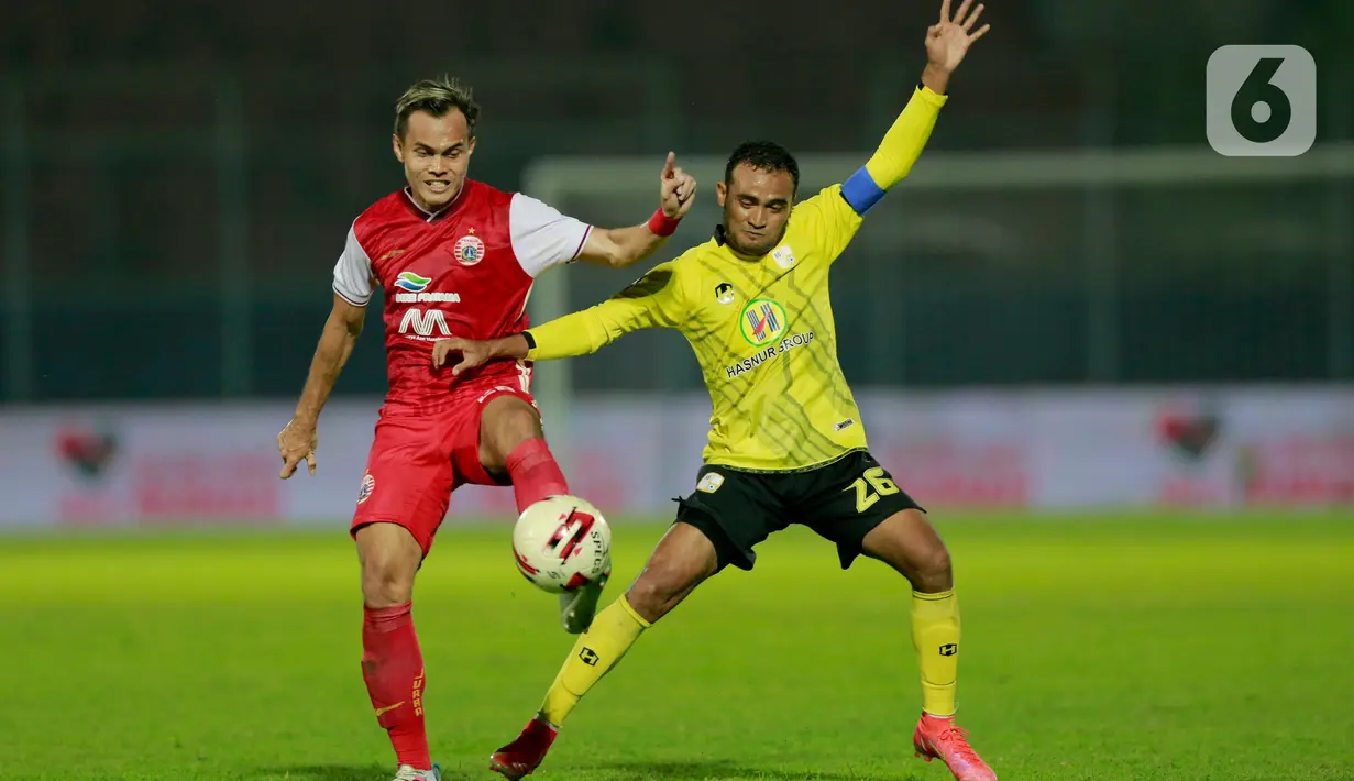 Bek Persija Jakarta, Rezaldi Hehanusa (kiri) berebut bola dengan penyerang Barito Putera, Rizky Pora pada laga perempat final Piala Menpora 2021 di Stadion Kanjuruhan, Malang, Sabtu (10/4/2021). Persija Jakarta menang dengan skor 1-0. (Bola.com/Arief Bagus)