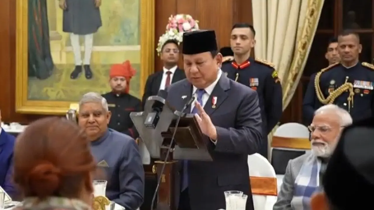Presiden Republik Indonesia (RI) Prabowo Subianto saat menghadiri jamuan makan malam oleh Presiden India Droupadi Murmu bersama Modi.