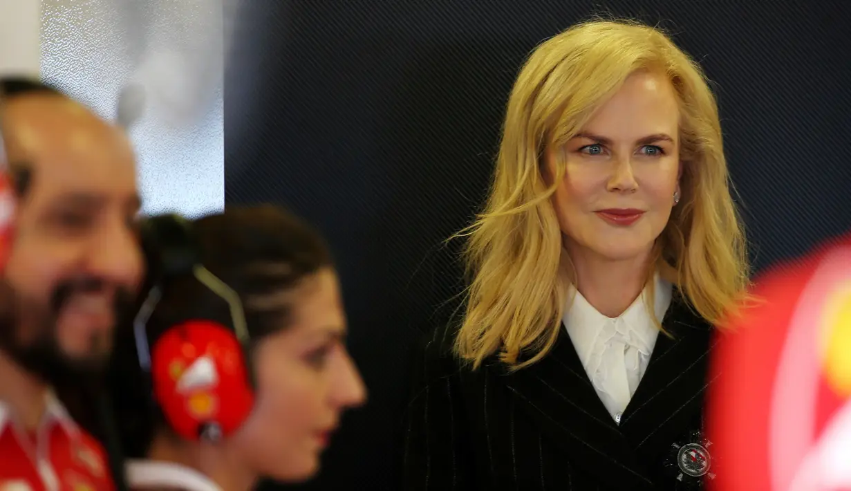 Aktris Australia, Nicole Kidman berdiri di garasi tim Ferrari menjelang Grand Prix F1 Australia di Melbourne, Sabtu (25/3). (AFP/Paul Crock)