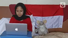 Karyawan swasta sedang koordinasi lewat video call saat kerja dari rumah di kediamannya kawasan Depok, Jawa Barat, Senin (23/3/2020). Keputusan Gubernur DKI Jakarta Anies Baswedan anjuran kerja dari rumah dimulai sejak 20 Maret hingga 2 April 2020. (Liputan6.com/Herman Zakharia)
