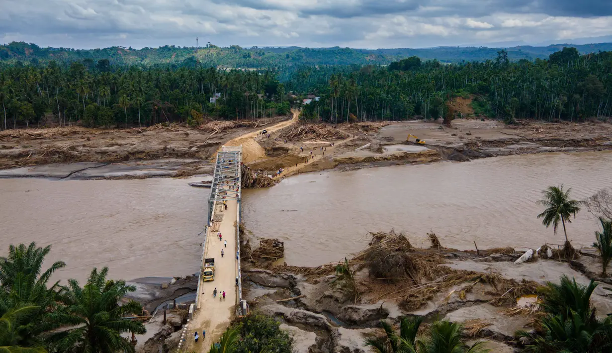 Jembatan ini dirancang untuk perakitan cepat di lokasi yang membutuhkan penyeberangan darurat. Tampak foto udara menunjukkan jembatan yang baru dibangun yang menghubungkan Aceh dan Provinsi Sumatera Utara setelah hancur akibat banjir bandang di Sungai Peusangan, Distrik Bireuen, Provinsi Aceh, pada Selasa 9 Desember 2025. (CHAIDEER MAHYUDDIN/AFP)