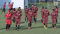 Pemain Persija berlari kecil saat latihan resmi penyisihan Grup H Piala AFC 2018 melawan Johor Darul Takzim di Lapangan B Kompleks GBK, Jakarta, Senin (9/4). Laga akan digelar, Selasa (10/4). (Liputan6.com/Helmi Fithriansyah)