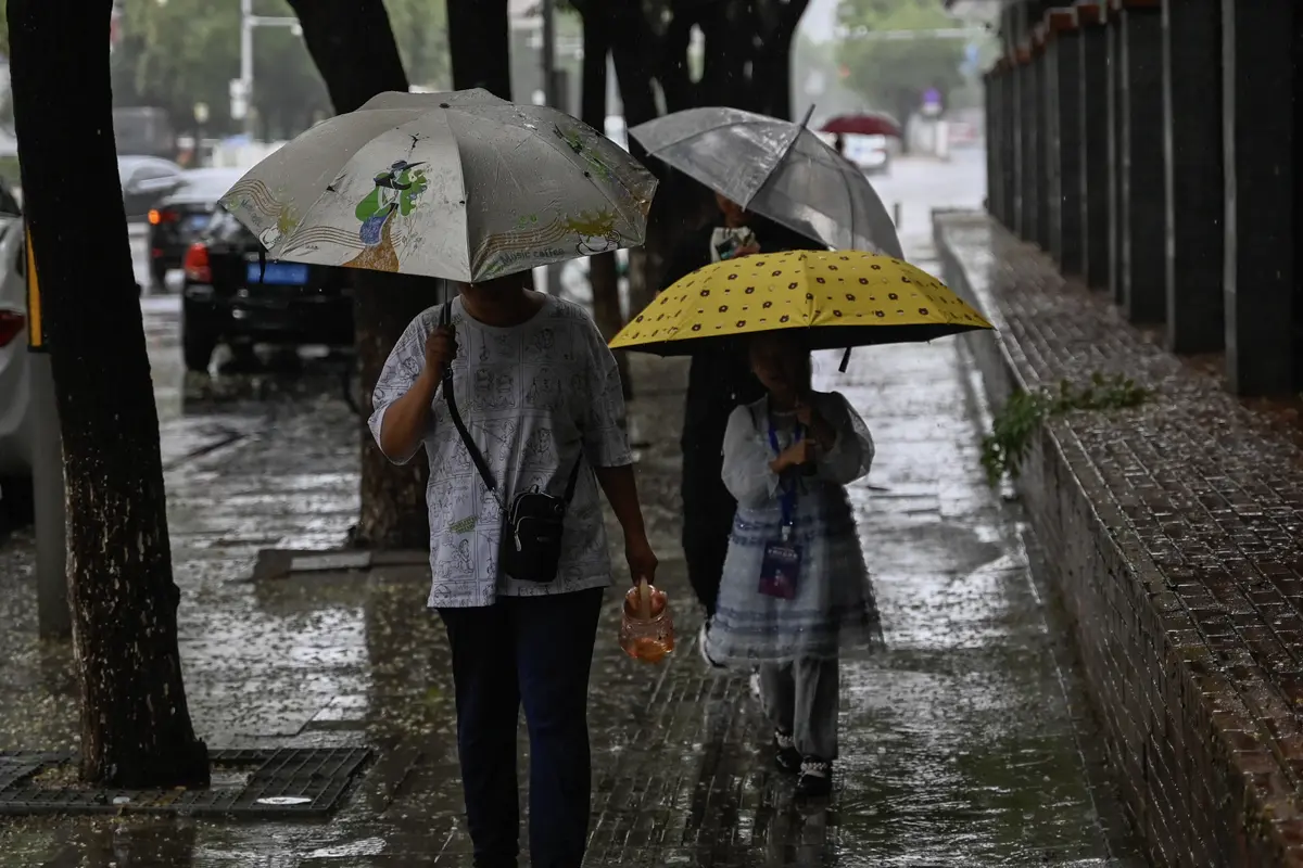 China Terbitkan Red Alert Hujan Lebat di Beijing