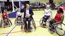 Pangeran William menemui pemain basket kursi roda dalam kunjungannya ke Copperbox Arena, London, Kamis (22/3). Dalam kesempatan tersebut, Pangeran William didampingi sang istri, Duchess of Cambridge Kate Middleton. (Chris Jackson/Pool via AP)