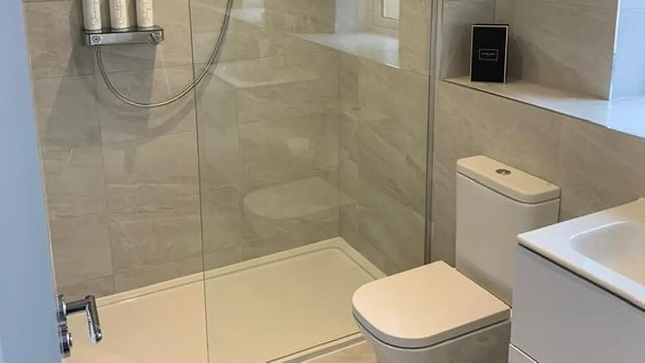 Kamar Mandi dengan Shower Minimalis Modern