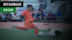 Aksi bek Myanmar, Pyae Phyo Maung, menendang bola dengan keras ke punggung pemain Timnas Indonesia U-19, Witan Sulaeman.