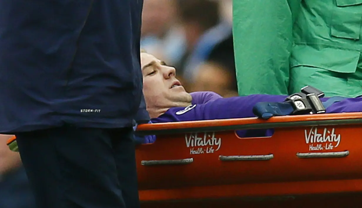 Kiper Manchester City, Joe Hart, harus ditandu keluar karena cedera menjelang akhir pertandingan Liga Inggris pekan ke-31 di Stadion Etihad, Manchester, Minggu (20/3/2016). (Reuters/Jason Cairnduff)