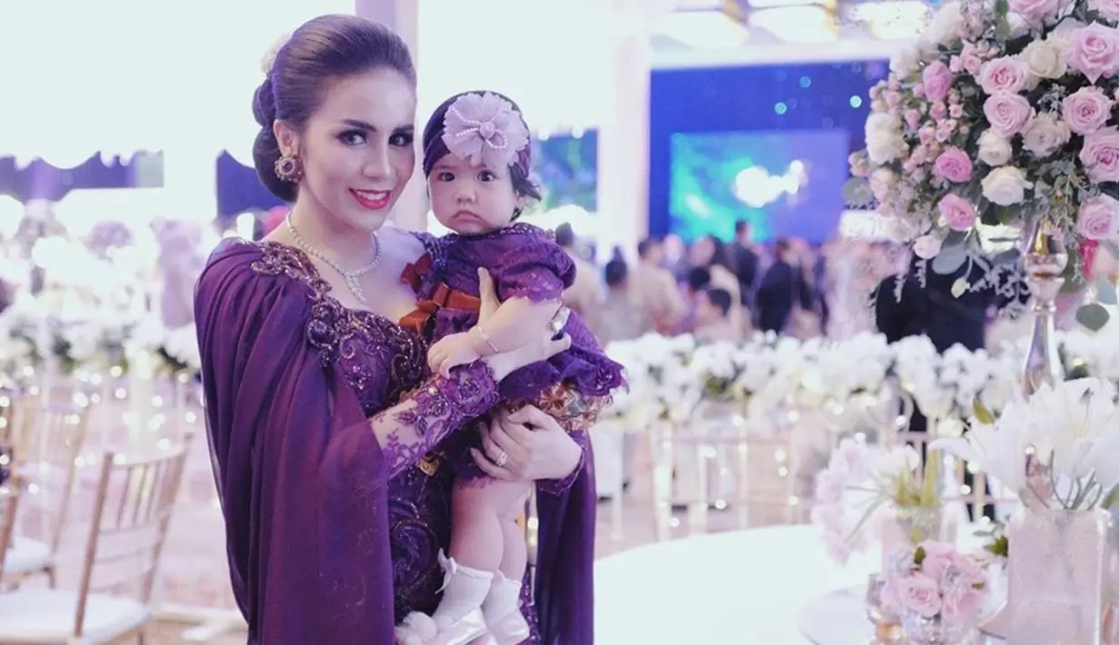 Tak hanya saat mengenakan gaun saja, akan tetapi Momo dan sang putri tercinta juga kompak saat mengenakan kebaya. Keduanya terlihat menawan menggunakan kebaya berwarna ungu lengkap dengan banda bunga di kepala sang putri. (Liputan6.com/IG/@therealmomogeisha)