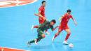Pemain Timnas Futsal Indonesia, Firman Adriansyah menggiring bola dibayangi pemain Vietnam, Tu Minh Quang dalam laga perempat final Piala Asia Futsal 2026 di Indonesia Arena, Senayan, Jakarta, Selasa (03/02/2026). (Bola.com/Muhammad Iqbal Ichsan)