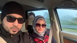 Rizal dan Sarah sering bepergian bersama naik mobil. Tampil kompak menggunakan kacamata hitam.(Instagram.com/rizaldjibran_)