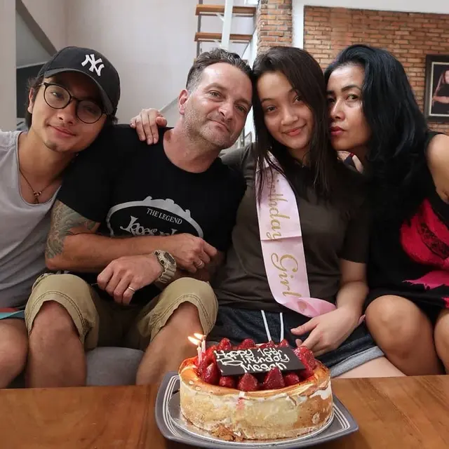 Jarang Terekspos, Ini 6 Momen Kebersamaan Megan Domani dan Ayah Bulenya