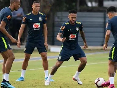 Penyerang Brasil, Neymar (kedua kanan) berusaha merebut bola saat mengikuti sesi latihan tim di Singapura (7/10/2019).  Brasil akan menghadapi Senegal pada pertandingan persahabatan di Singapore National Stadium pada 10 Oktober 2019. (AFP Photo/Roslan Rahman)