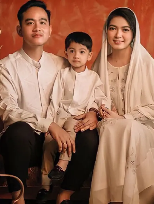 Foto keluarga kecil Selvi Ananda dan Gibran. Lucu dan menggemaskan, Selvi Ananda tampil cantik elegan mengenakan gamis berwarna nude lengkap dengan selendangnya yang serasi. Di sampingnya Gibran memilih outfit kembar dengan Jan Ethes. [Foto: Instagram/doleytobing]