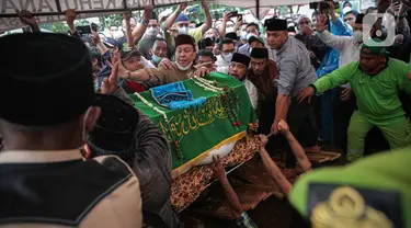 Suasana pemakaman almarhum Abraham Lunggana atau Haji Lulung di TPU Karet Bivak, Jakarta, Selasa (14/12/2021). Ketua Dewan Perwakilan Wilayah PPP DKI Jakarta Abraham Lunggana alias Haji Lulung meninggal dunia, Selasa (14/12). (Liputan6.com/Faizal Fanani)