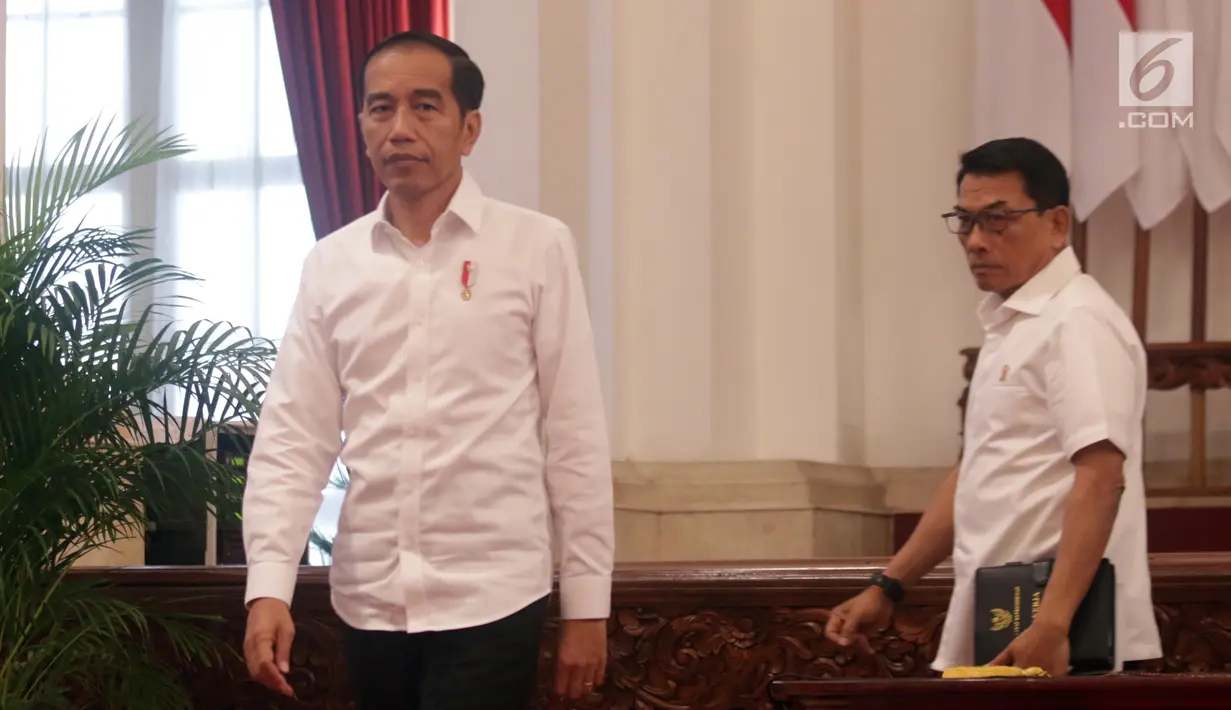Presiden Joko Widodo bersiap memberikan keterangan terkait revisi UU KPK di Istana Negara, Jakarta, Jumat (13/9/2019). Jokowi juga mendukung pembentukan Dewan Pengawas KPK dari unsur akademisi atau aktivis anti korupsi yang akan diangkat langsung oleh Presiden. (Liputan6.com/HO/Kurniawan)
