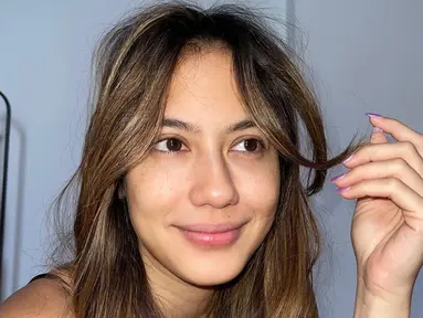 Pevita Pearce sering abadikan foto yang membuat warganet terpesona. Ya, pemeran Sri Asih ini kerap unggah foto baru bangun tidur. Potret Pevita natural muka bantal pun terekspos publik. Dengan rambut berantakan, Pevita tetap terlihat cantik memesona. (Liputan6.com/IG/@pevpearce)