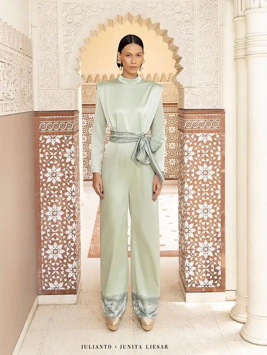 <p>Gaya canggih dan antimainstream lewat jumper yang bisa dipakai dalam berbagai kesempatan Foto: Instagram @mojuya.studio</p>