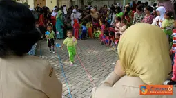 Citizen6, Surabaya: Dalam rangka memperingati hari Kartini, Paguyuban Bunda PPT dan TP.PKK menggelar lomba gebyar paud sekelurahan Bulak, Selasa pagi (19/4). Tampak anak-anak sedang mengikuti lomba kecepatan menaruh bendera. (Pengirim: Ahmad)