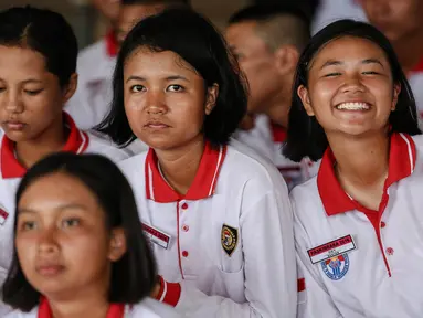 Senyum anggota Paskibraka 2016 sebelum bersiap mengikuti latihan di halaman Istana Merdeka, Jakarta, Jumat (12/8). Para anggota Paskibraka 2016 ini adalah murid SMA yang rata-rata berumur 16-17 tahun. (Liputan6.com/Faizal Fanani)