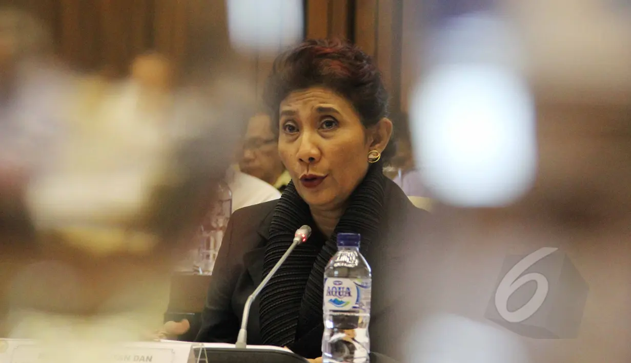 Menteri Kelautan dan Perikanan (KKP) Susi Pudjiastuti mengikuti rapat kerja dengan Komisi IV DPR di Komplek Parlemen, Jakarta, Rabu (1/4). Raker tersebut membahas pelaksanaan kegiatan KKP tahun anggaran 2015. (Liputan6.com/Helmi Afandi)
