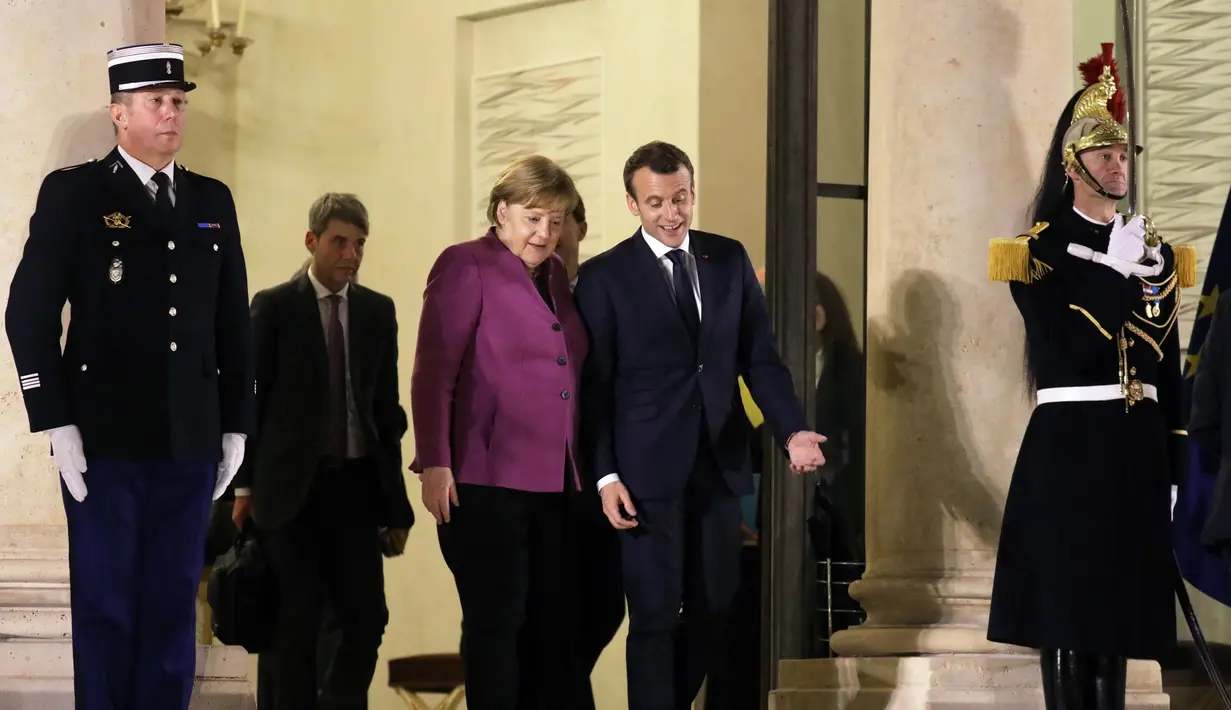 Presiden Prancis Emmanuel Macron (kanan) mendampingi Kanselir Jerman Angela Merkel usai menggelar pertemuan di Istana Presiden Eylsee di Paris (16/3). (AFP Photo/Ludovic Marin)