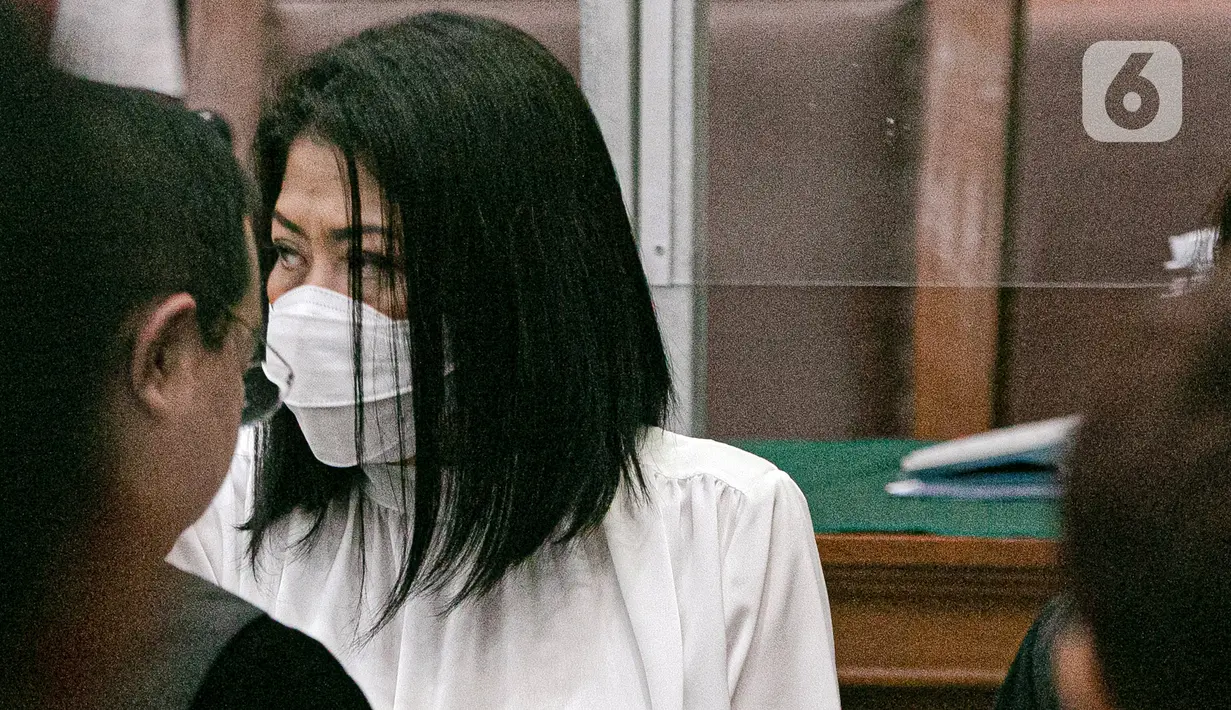 Terdakwa Putri Candrawathi usai menjalani sidang vonis di Pengadilan Negeri Jakarta Selatan, Senin (13/2/2023). Putri Candrawathi divonis 20 tahun penjara dalam kasus pembunuhan berencana Brigadir Nofriansyah Yosua Hutabarat atau Brigadir J. (Liputan6.com/Faizal Fanani)