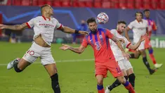 Penyerang Chelsea, Olivier Giroud menyundul bola untuk mencetak gol ke gawang Sevilla pada matchday kelima Grup E Liga Champions di Estadio Ramon Sanchez Pizjuan, Sevilla, Kamis (3/12/2020) dinihari WIB. Olivier Giroud memborong empat gol saat Chelsea mencukur Sevilla 4-0. (AP/Angel Fernandez)