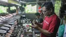 Aktivitas pekerja saat menyelesaikan pembuatan sandal wanita di pabrik rumahan Pesan Sepatu Indonesia, Setu, Tangerang Selatan, Banten, Jumat (7/11/2025). Industri alas kaki nasional Indonesia menunjukkan kinerja yang positif dan kian menggeliat di tengah pemulihan ekonomi. (merdeka.com/Arie Basuki)