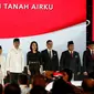 Pasangan Capres dan Cawapres nomor urut 01 Joko Widodo-Ma'ruf Amin dan pasangan Capres dan Cawapres nomor urut 02 Prabowo Subianto-Sandiaga Uno menyanyikan lagu Indonesia Raya sebelum memulai Debat Pilpres 2019 kelima di Jakarta, Sabtu (13/4). (Liputan6.com/Johan Tallo)