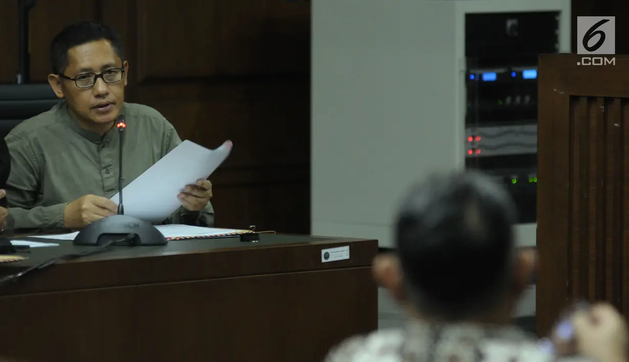 Anas Urbaningrum (kiri) saat mengikuti sidang lanjutan pengajuan PK kasus korupsi dan pencucian uang proyek P3SON Hambalang di Pengadilan Tipikor, Jakarta, Jumat (8/6). Sidang mendengar keterangan saksi. (Liputan6.com/Helmi Fithriansyah)