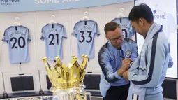 Legenda Manchester City, Paul Paul Dickov, memberi tanda tangan di baju fans di Mall Summarecon Serpong, Sabtu (29/09/2019). Selain menjumpai fans, acara tersebut juga dalam rangka Tur Trofi Centurion Manchester City. (Bola.com/M Iqbal Ichsan)