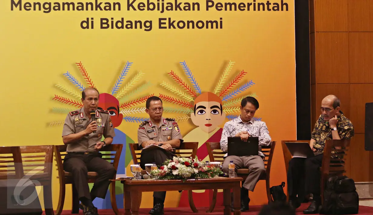 Kapolda Banten Brigjen Pol Boy Rafli Amar (kiri) bersama Asrena Kapolri Irjen Pol Arif Wachyunadi (kedua kiri) dan pakar ekonomi Faisal Basri (kanan) hadir sebagai pembicara seminar di Jakarta, Kamis (11/2). (Liputan6.com/Immanuel Antonius)