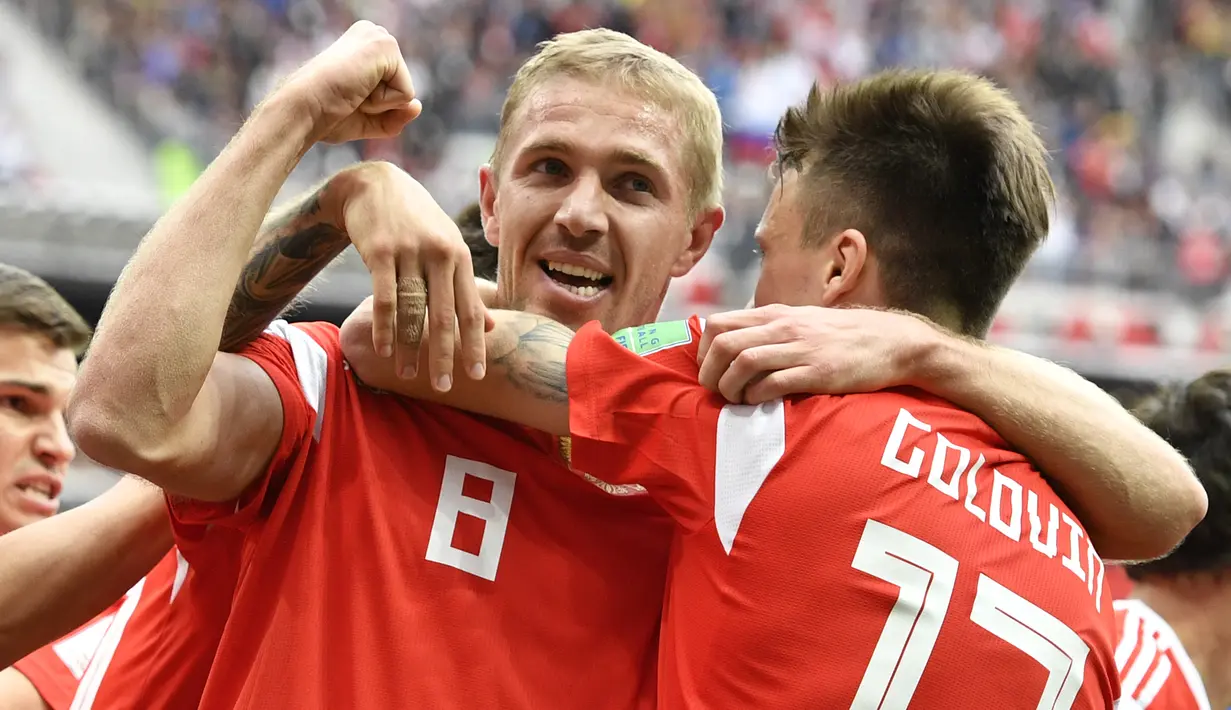 Gelandang Rusia, Yuri Gazinskiy, merayakan gol ke gawang Arab Saudi pada laga Grup A Piala Dunia di Stadion Luzhniki, Moskow, Kamis (15/6/2018). Dirinya merupakan pencetak gol perdana pada Piala Dunia 2018. (AFP/Alexander Nemenov)