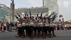 Anggota polisi wanita (polwan) dari Divisi Taktikal melakukan atraksi seni ketangkasan senjata di area car free day, Bundaran Hotel Indonesia (HI), Jakarta, Minggu (28/4/2019). Kelihaian dipertontonkan dalam memeriahkan Hari Kartini yang jatuh pada 21 April 2019 lalu. (merdeka.com/Iqbal S. Nugroho)