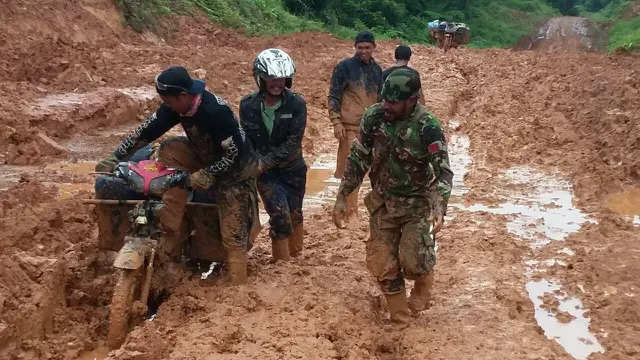 Jalan berlumpur di Kampung Aroa, Distrik Arimop, Kabupaten Boven Digul