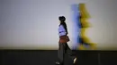 Bertajuk Your Curious Journey, pameran ini menampilkan lebih dari tiga dekade perjalanan artistik perupa Denmark-Islandia, Olafur Eliasson. Tampak dalam foto, pengunjung menikmati koleksi seni modern dan kontemporer karya Olafur Eliasson di Museum of Modern and Contemporary Art in Nusantara (MACAN), Jakarta, Minggu 12 April 2026. (Kapanlagi.com/Budy Santoso)