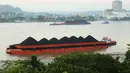 Tongkang batu bara terlihat di Sungai Mahakam di Samarinda, Kalimantan Timur, Indonesia, pada 19 Agustus 2026. (AP Photo/Ahmad Mulia Panjaitan)