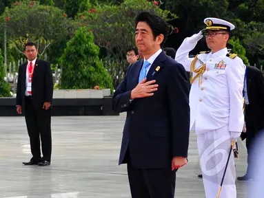 Perdana Menteri (PM) Jepang Shinzo Abe berziarah ke Taman Makam Pahlawan, Jakarta, Rabu (22/4/2015). PM Abe berdoa untuk Eto Sichio seorang warga Jepang yang ikut membantu perjuangan rakyat Indonesia saat perang kemerdekaan. (Liputan6.com/Yoppy Renato)