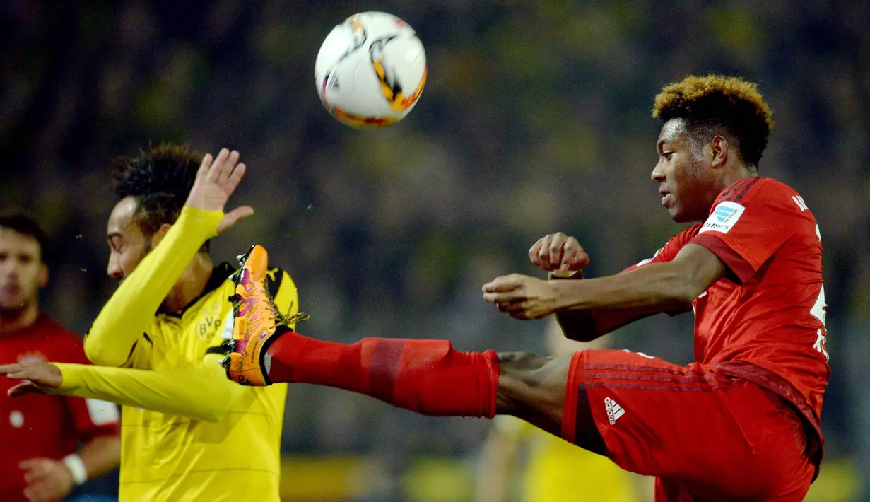 Pemain Munchen, David Alaba (kanan) merebut bola dari pemain Dortmund, Pierre-Emerick Aubameyang pada lanjutan Bundesliga 2015-2016 di Stadion Signal Iduna Park ,Dortmund, Minggu (5/3/2016) dini hari WIB. (EPA/Bernd Thissen)