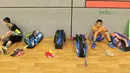 Para atlet putra PB Jaya Raya beristirahat sejenak sebelum kembali berlatih di GOR PB Jaya Raya, Pd. Sawah Indah, Sawah Lama (23/3/2018). PB Jaya Raya tengah menyiapkan diri untuk kejuaraan Junior Grand Prix 3-8 April 2018. (Bola.com/Nick Hanoatubun)