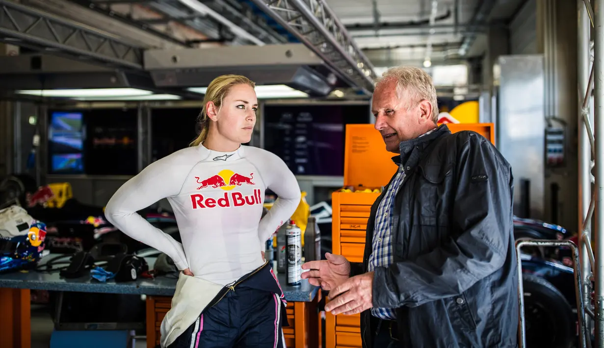 Lindsey Vonn saat berbincang usai mengendarai mobil F1 Red Bull di Spielberg, Austria, (14/6). Sejak bulan februari lalu ia tidak bermain Ski karena mengalami cedera lutut. (Samo Vidic/Red Bull Content Pool)