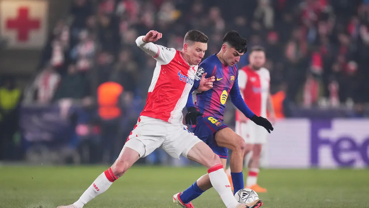 Pedri (kanan) ditempel ketat oleh Lukas Provod di laga Slavia Praha vs Barcelona di matchday 7 Liga Champions 2025/2026 di Fortuna Arena, Kamis (22/01/2026).