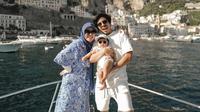 Aurel Hermansyah dan Atta Halilintar berlibur ke Italia. Tak ingin meninggalkan putrinya lama, mereka pun sepakat untuk membawa Ameera ke luar negeri. (Foto: Instagram/@aurelie.hermansyah)